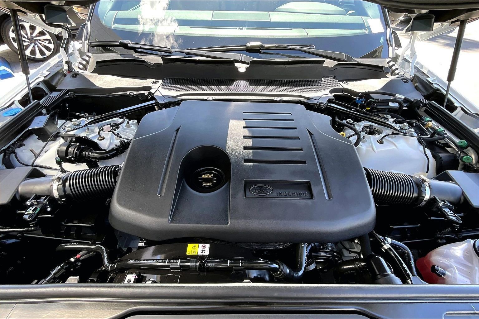 Used 2025 Land Rover Discovery Dynamic SE image 9