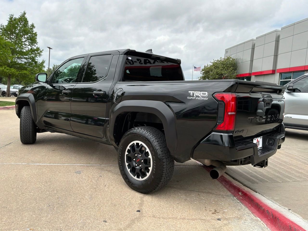 Used 2025 Toyota Tacoma TRD Off-Road image 9