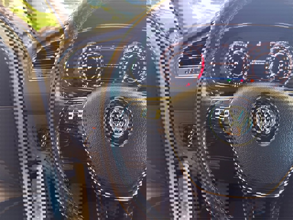 Used 2019 Volkswagen Tiguan SEL Premium image 13