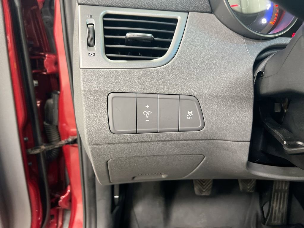 Used 2013 Hyundai Elantra GLS image 17