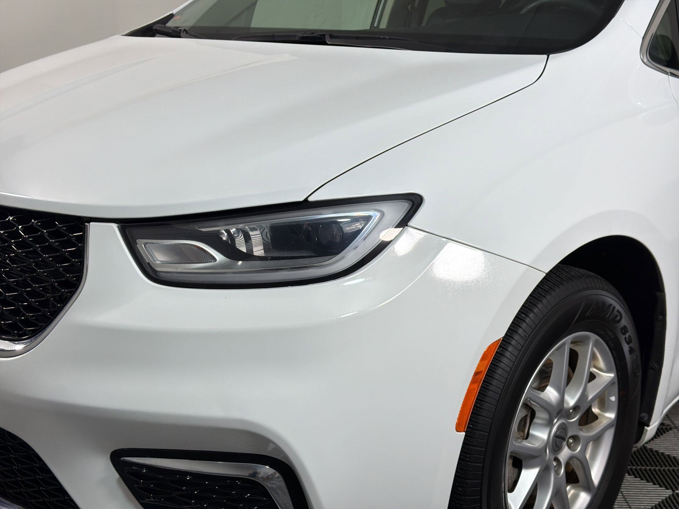 Used 2023 Chrysler Pacifica Touring-L FWD image 9
