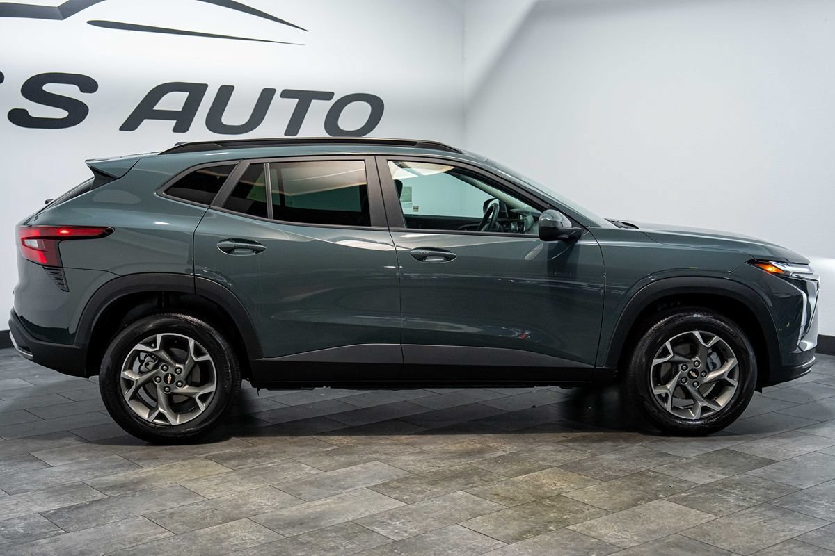 Used 2025 Chevrolet Trax LT w/ LT Convenience Package FWD image 8