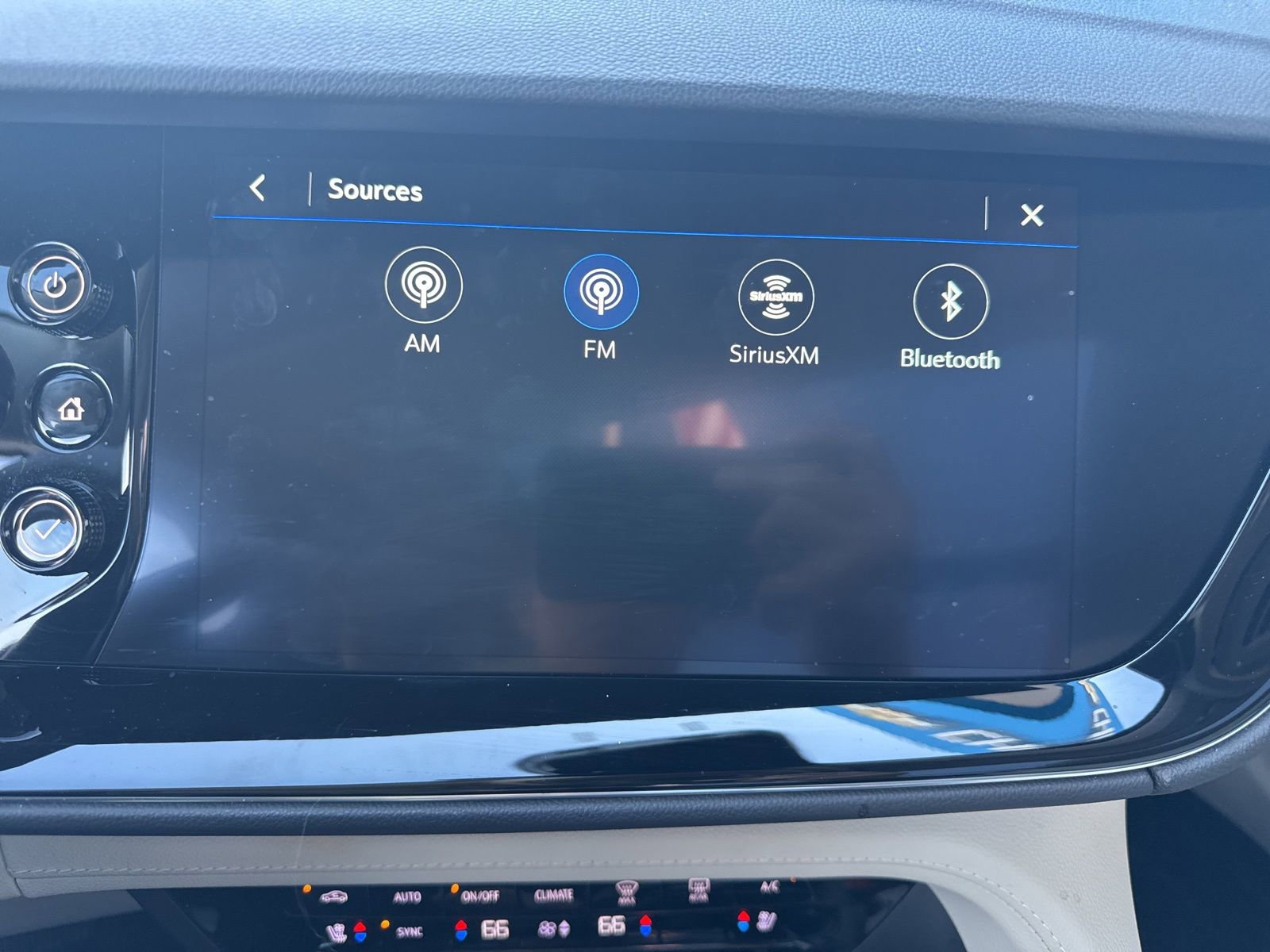 Used 2023 Buick Envision Avenir image 24