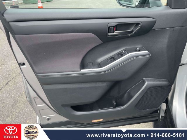 Used 2023 Toyota Highlander LE FWD image 17