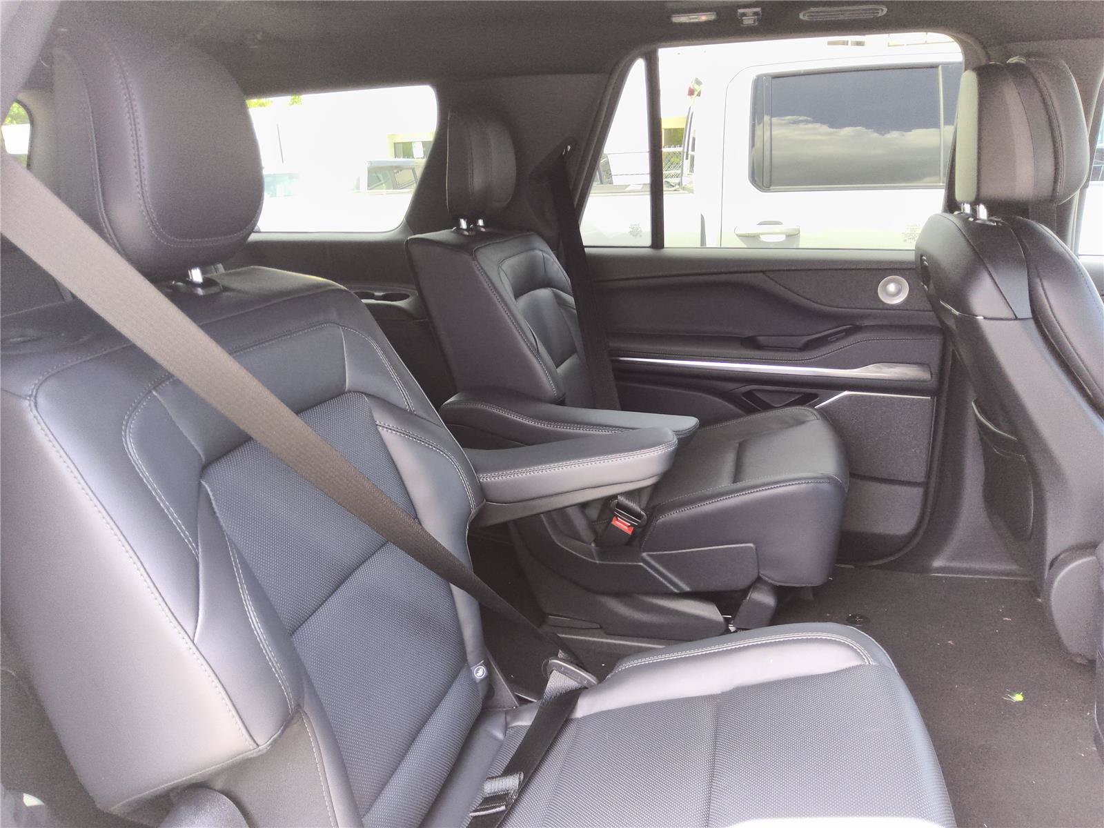 New 2027 Lincoln Navigator Reserve w/ Jet Appearance Package RWD image 31