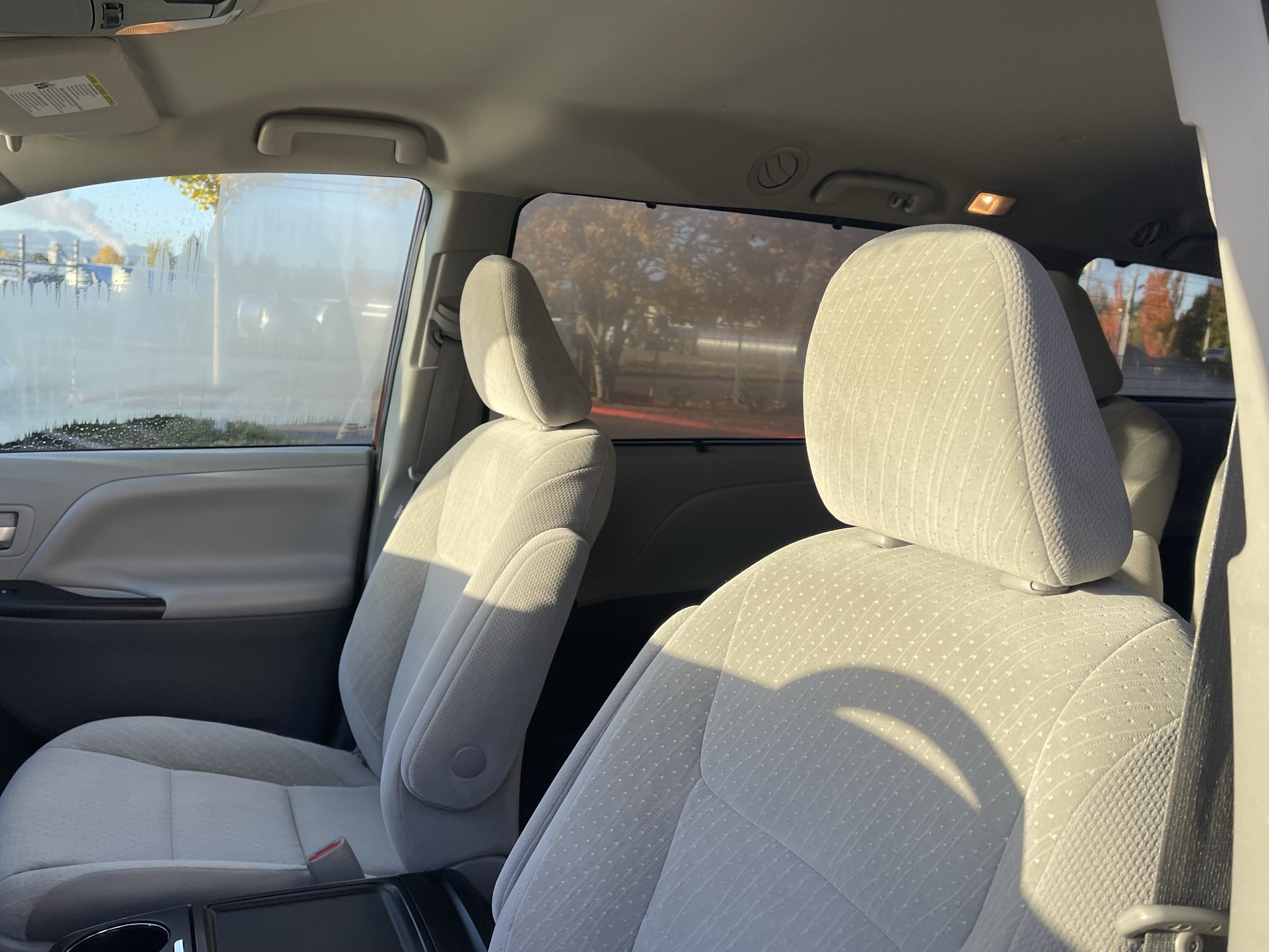 Used 2020 Toyota Sienna LE w/ LE Preferred Package FWD image 18