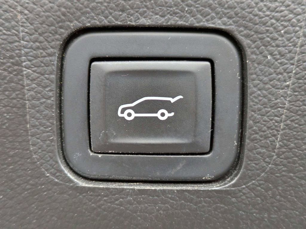 Used 2018 Chevrolet Traverse High Country AWD/4WD image 14