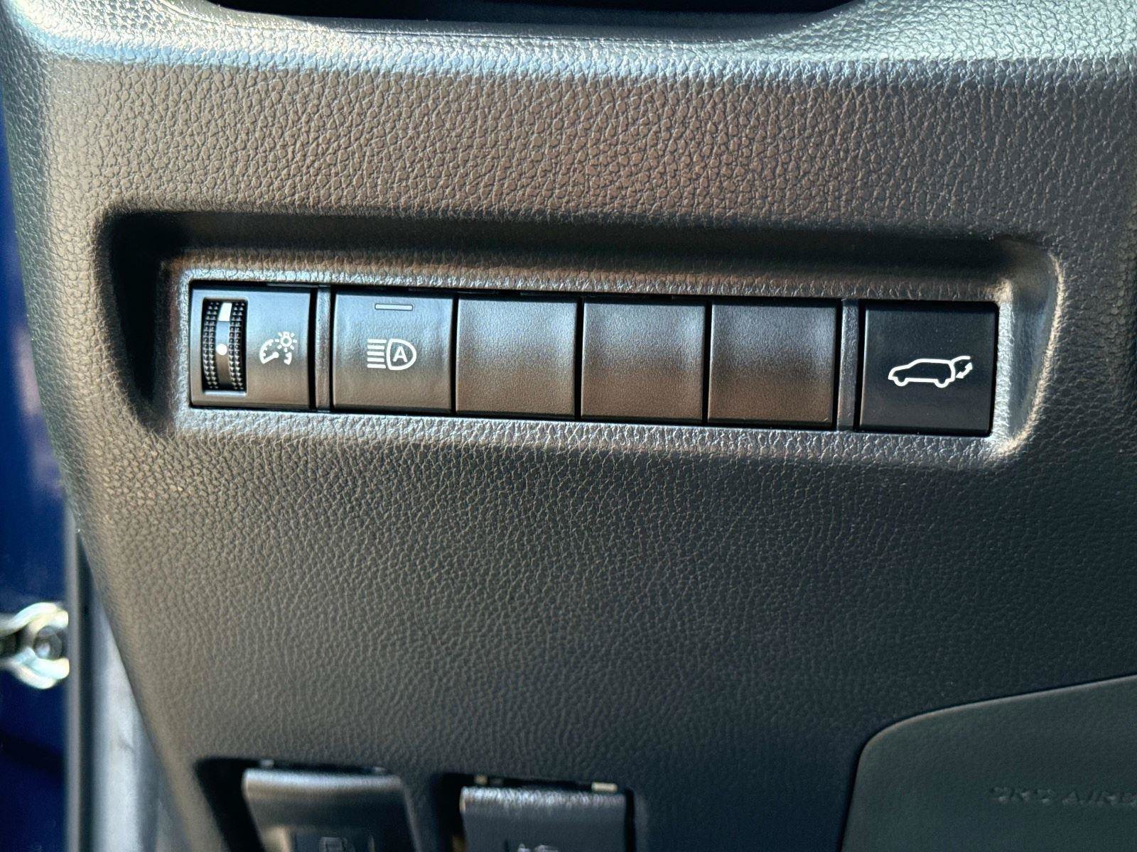 Used 2022 Toyota RAV4 XLE Premium FWD image 32