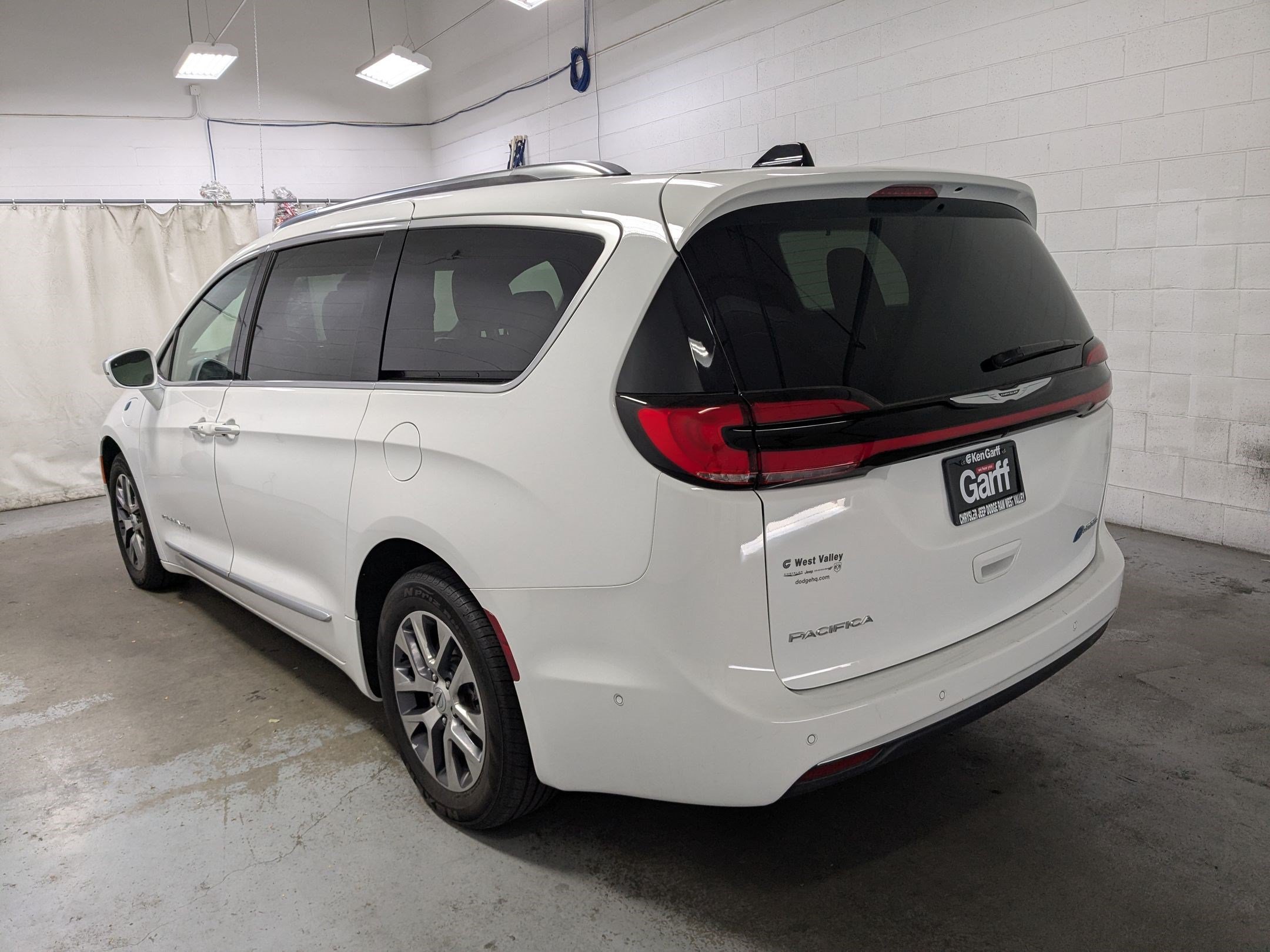 Certified 2024 Chrysler Pacifica Pinnacle FWD image 9