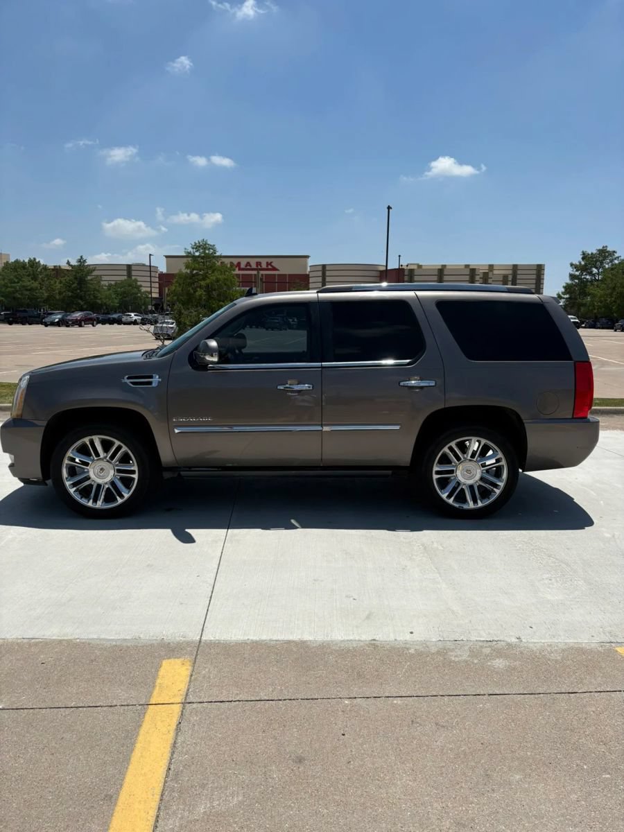 Used 2014 Cadillac Escalade Platinum RWD image 6