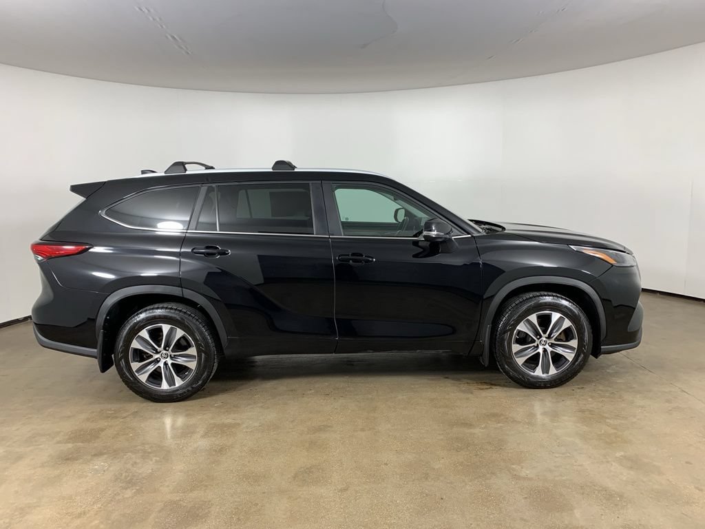 Used 2023 Toyota Highlander XLE AWD/4WD image 7