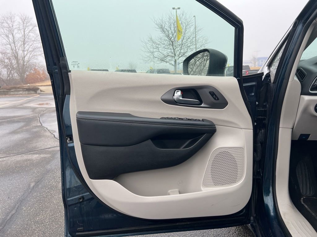 Used 2023 Chrysler Pacifica Touring-L image 8