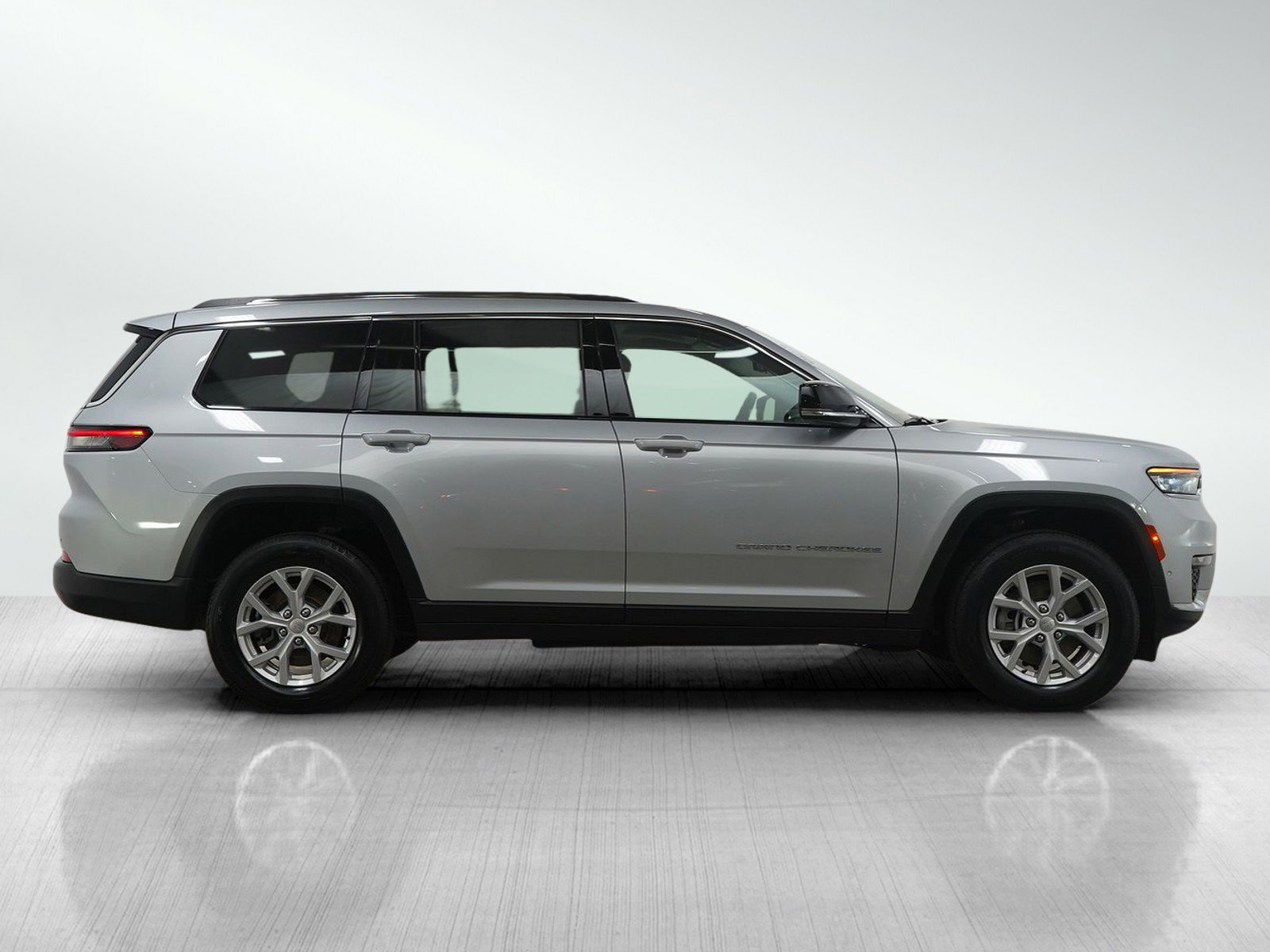 Used 2023 Jeep Grand Cherokee L Limited w/ Luxury Tech Group II image 6