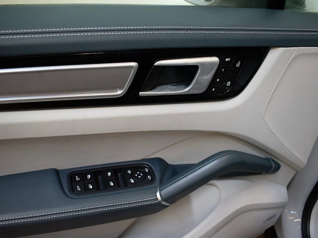 Certified 2023 Porsche Cayenne Platinum Edition image 19