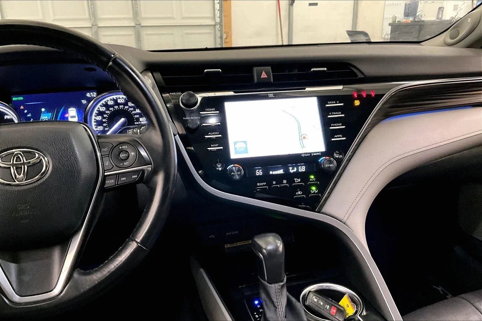 Used 2020 Toyota Camry XLE w/ Sunroof Package image 7