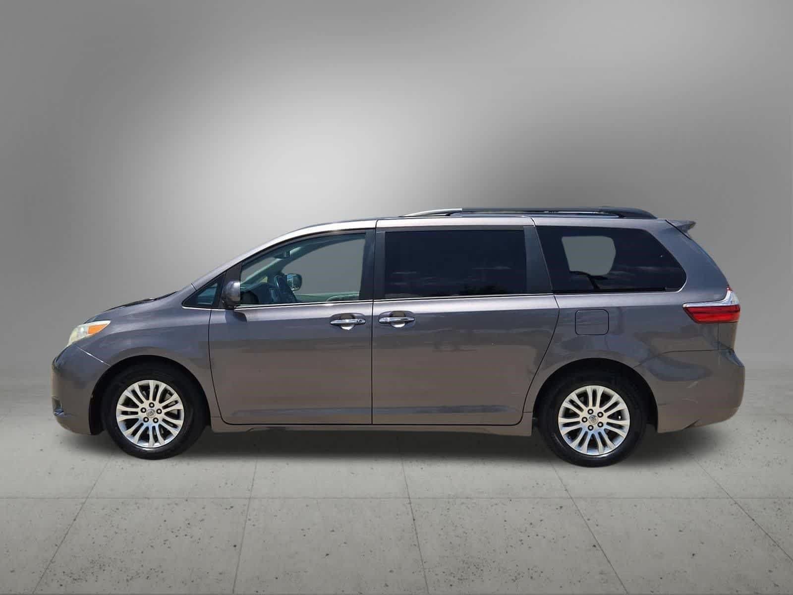 Used 2015 Toyota Sienna XLE w/ XLE Navigation Package FWD image 3