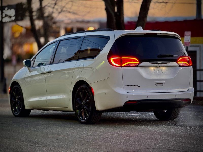 Used 2018 Chrysler Pacifica Touring-L Plus w/ Advanced Safetytec Group image 5