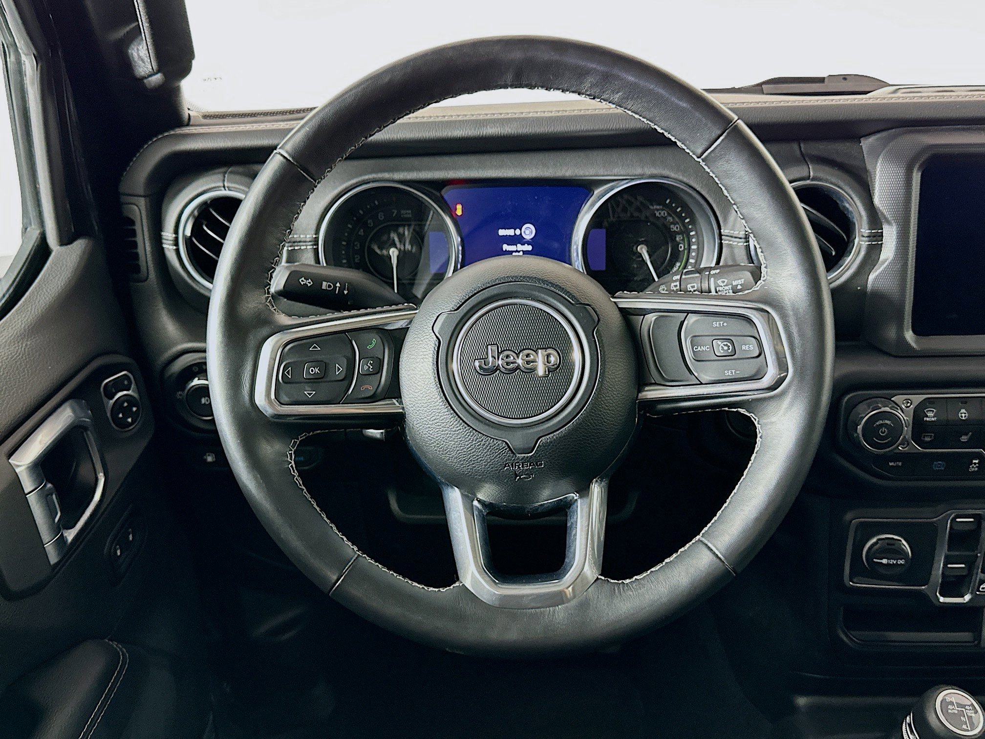 Used 2023 Jeep Wrangler Sahara w/ Cold Weather Group AWD/4WD image 17