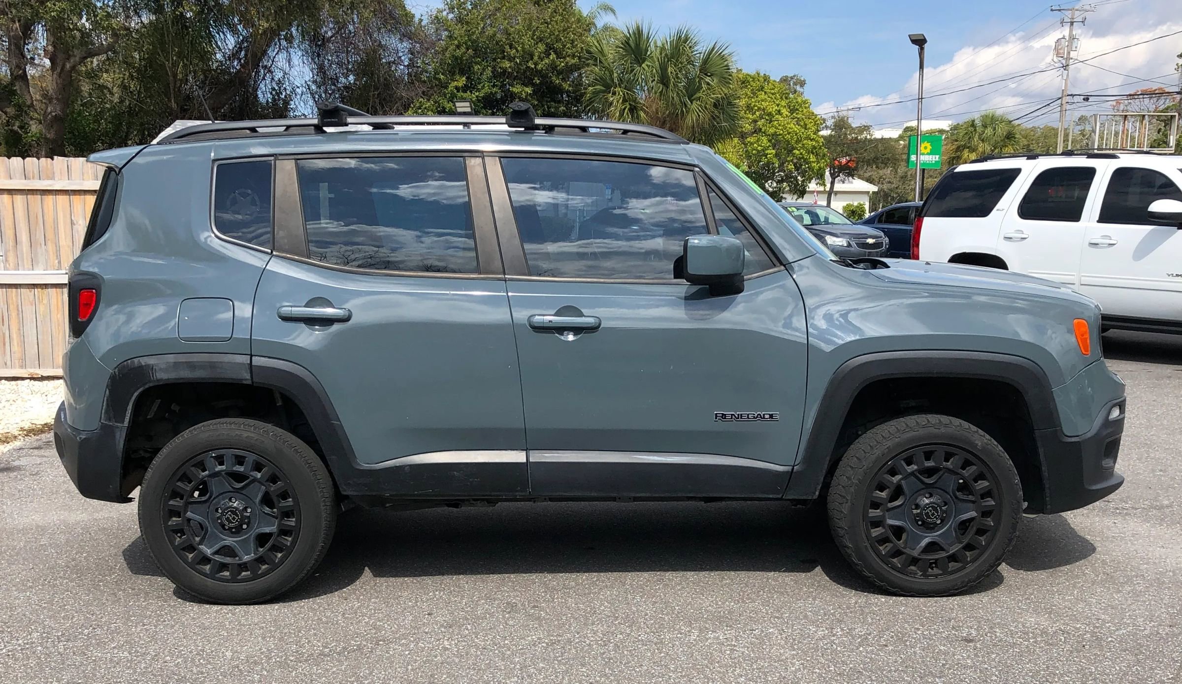 Used 2018 Jeep Renegade Latitude image 2