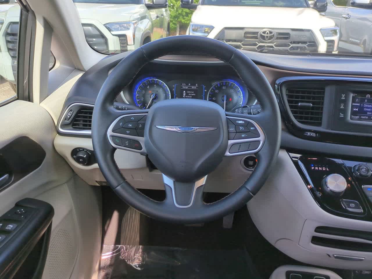 Used 2017 Chrysler Pacifica Touring-L FWD image 16