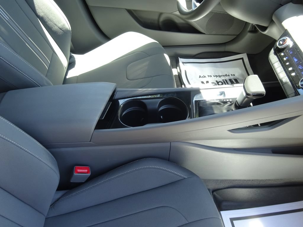 Used 2025 Hyundai Elantra Hybrid FWD image 18