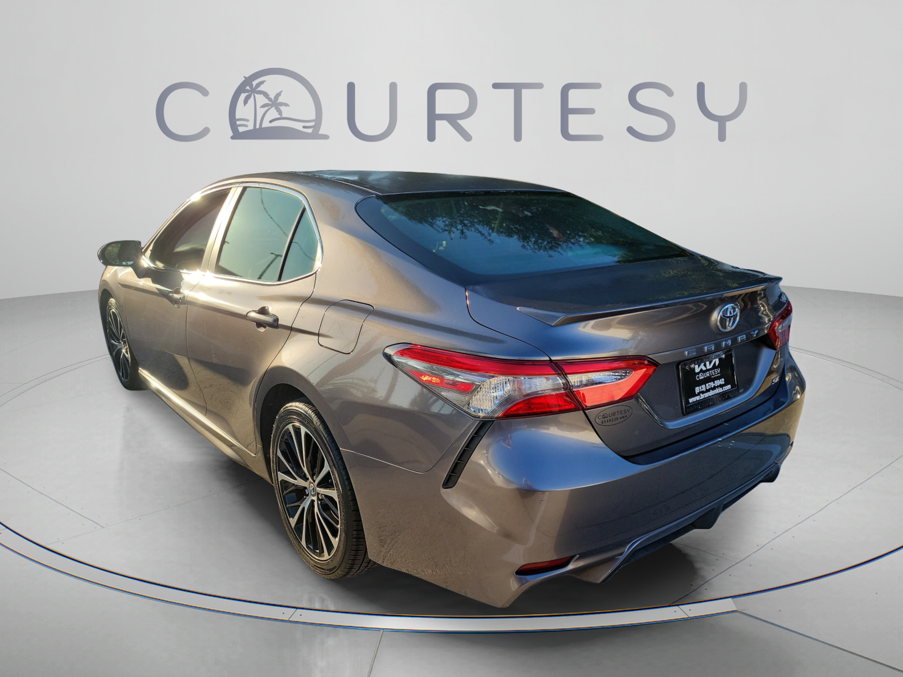 Used 2018 Toyota Camry SE FWD image 2
