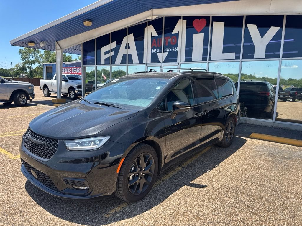 Used 2025 Chrysler Pacifica Limited FWD image 2