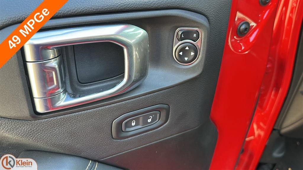 Used 2025 Jeep Wrangler Unlimited Sahara AWD/4WD image 12