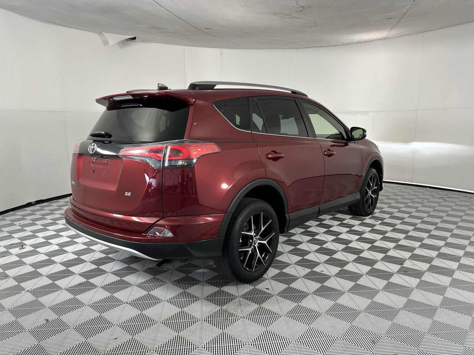 Used 2018 Toyota RAV4 SE w/ Power Extra Value Package FWD image 8