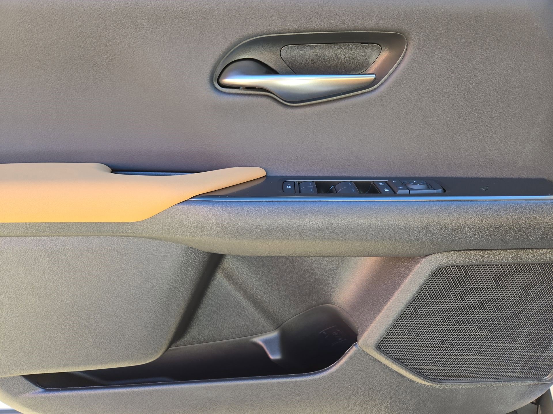 New 2025 Lexus UX 300h FWD image 15