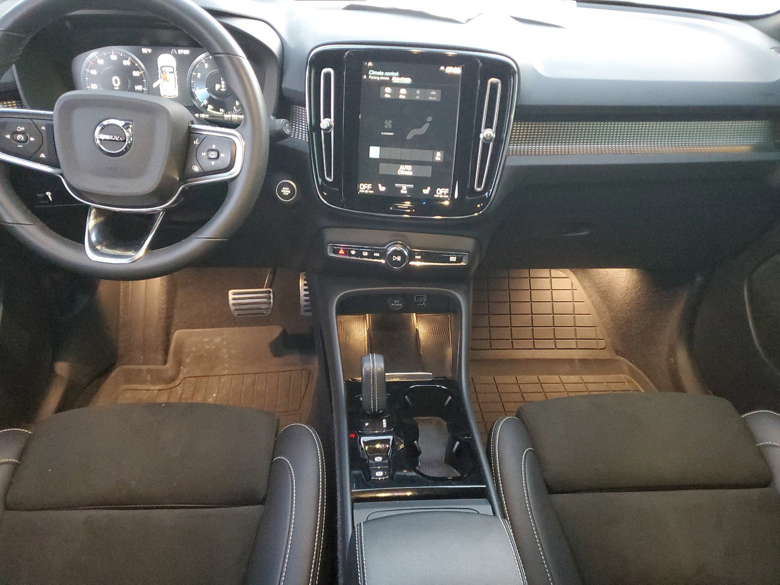 Used 2022 Volvo XC40 T5 R-Design w/ Advanced Package image 14