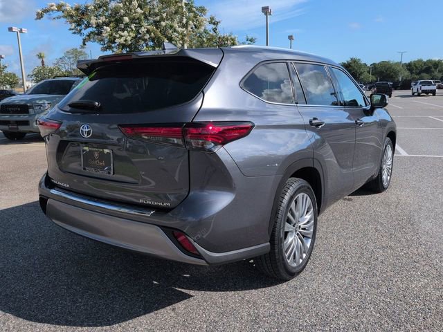 Used 2023 Toyota Highlander Platinum FWD image 4