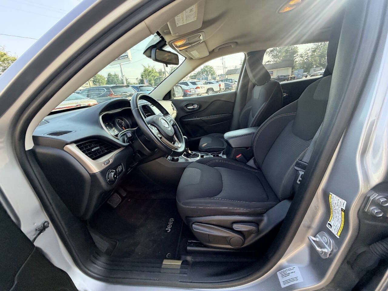 Used 2016 Jeep Cherokee Latitude AWD/4WD image 39