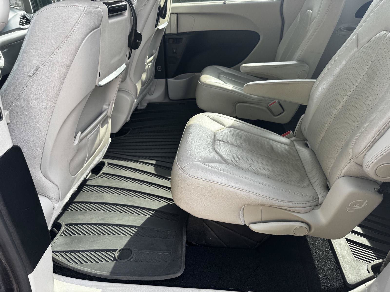 Used 2017 Chrysler Pacifica Touring-L Plus w/ Advanced Safetytec Group FWD image 16
