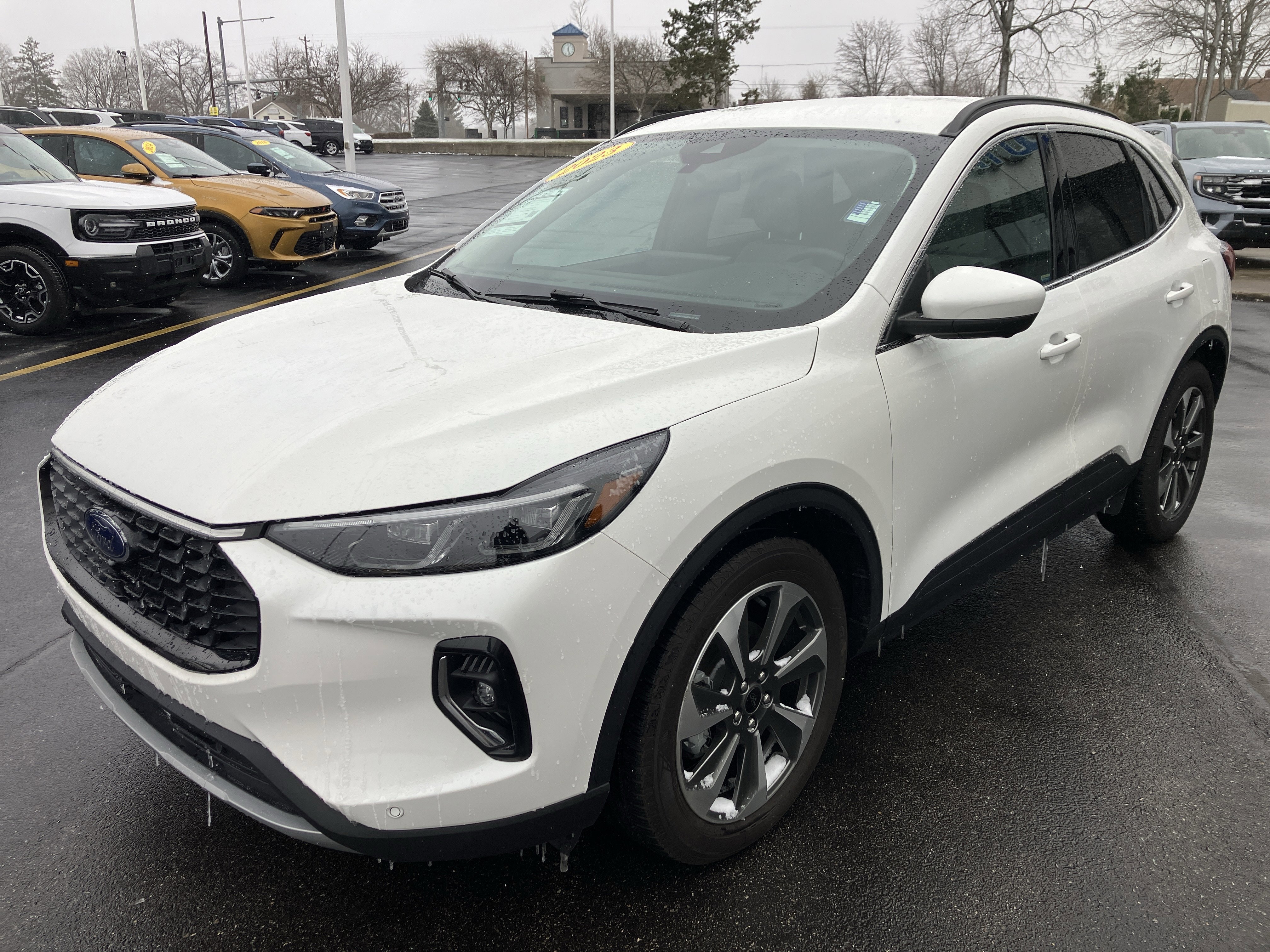 Used 2023 Ford Escape Platinum image 3