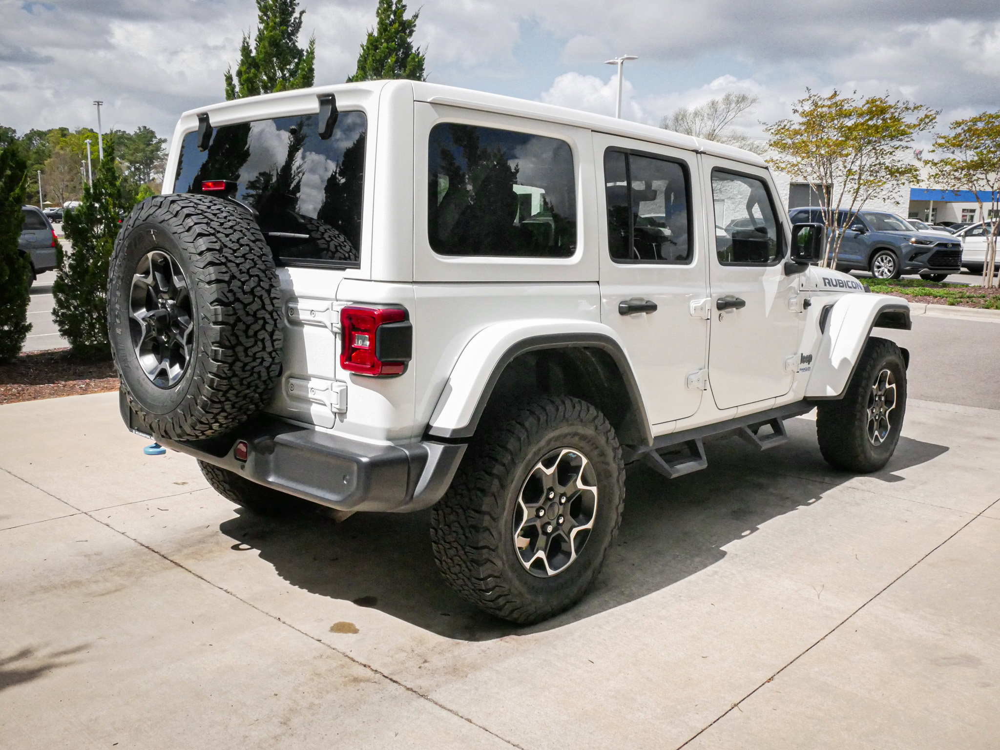 Used 2022 Jeep Wrangler Unlimited Rubicon 4xe w/ Cold Weather Group AWD/4WD image 10
