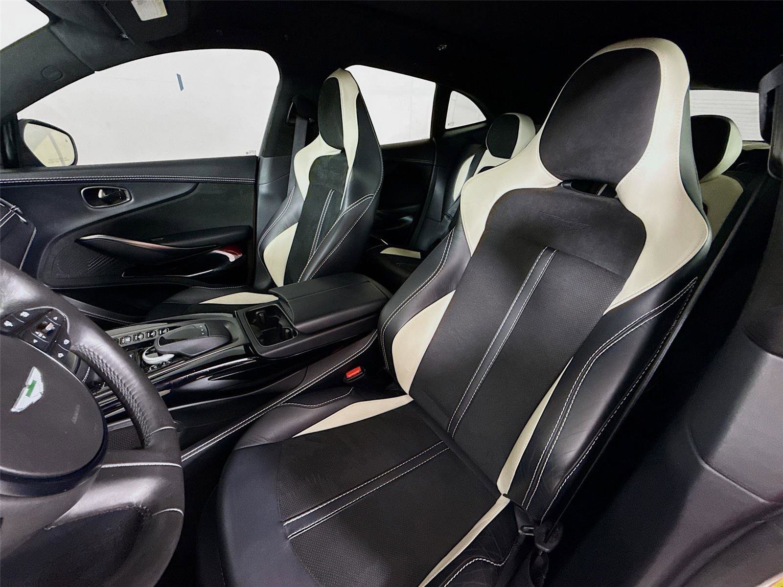 Used 2022 Aston Martin DBX image 2