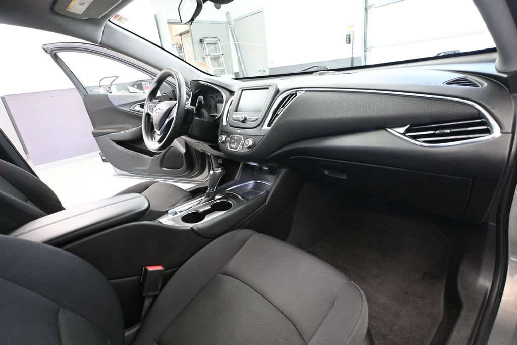 Used 2017 Chevrolet Malibu LT FWD image 47