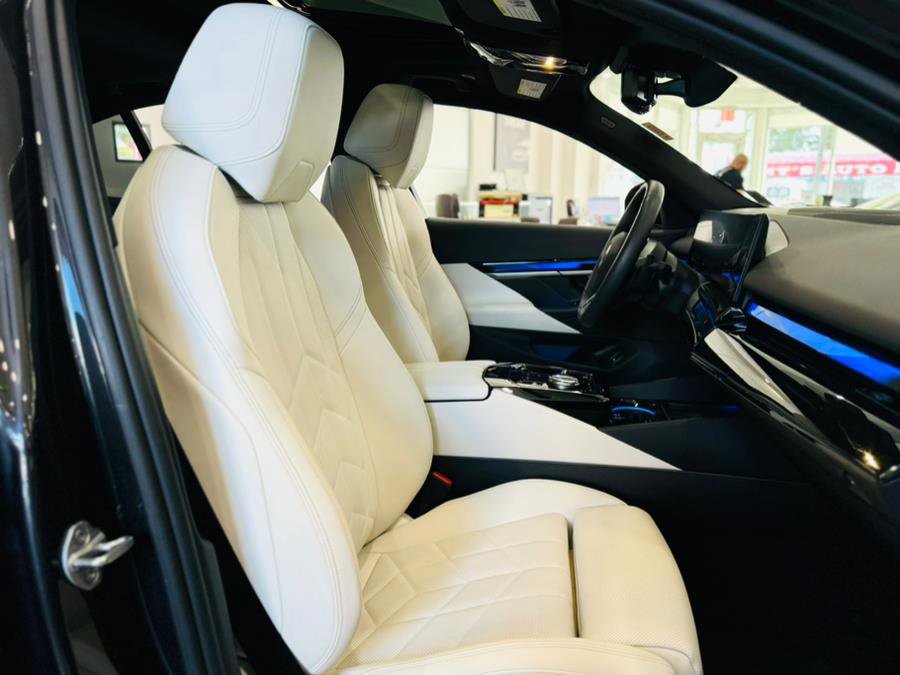 Used 2024 BMW 540i xDrive w/ Premium Package image 21