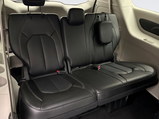Used 2024 Chrysler Pacifica Touring-L image 19