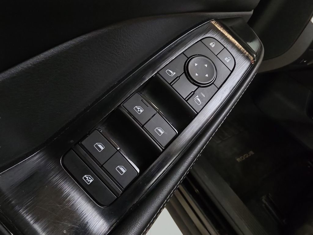 Used 2025 Nissan Rogue SV image 10