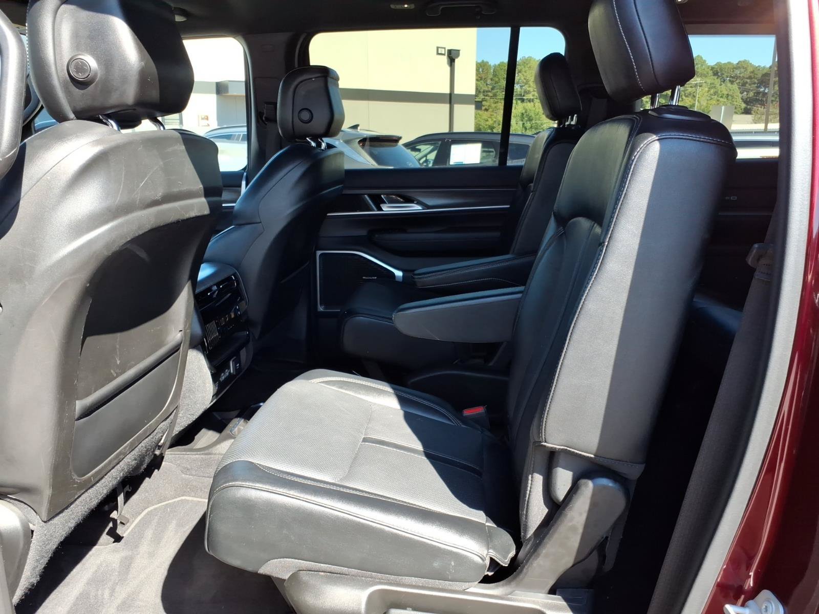 Used 2024 Jeep Wagoneer Series II AWD/4WD image 10