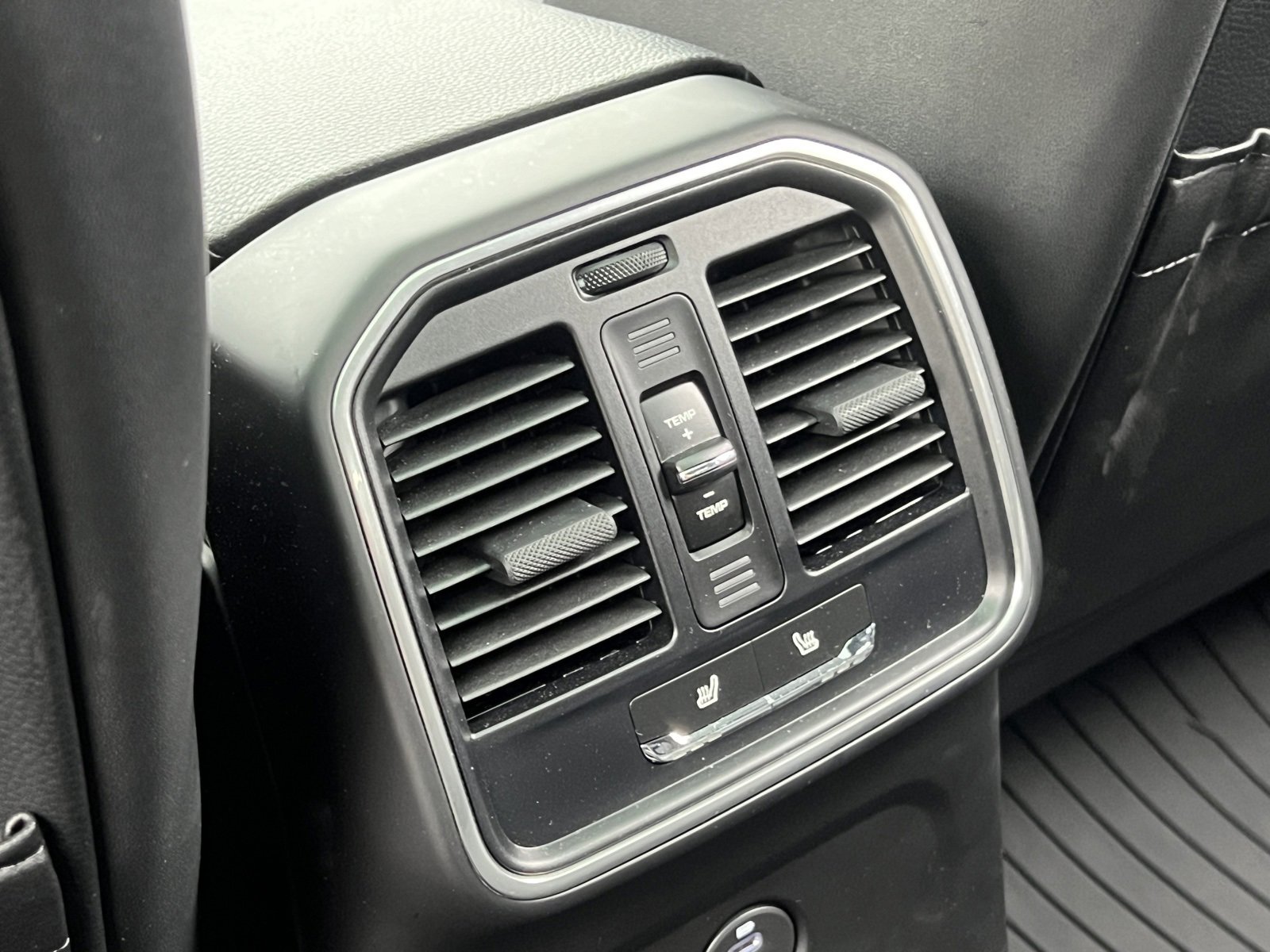 Certified 2025 Porsche Macan image 17