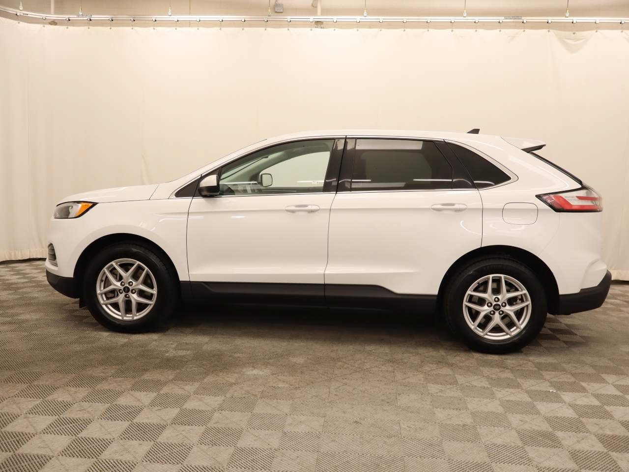 Used 2024 Ford Edge SEL AWD/4WD image 2