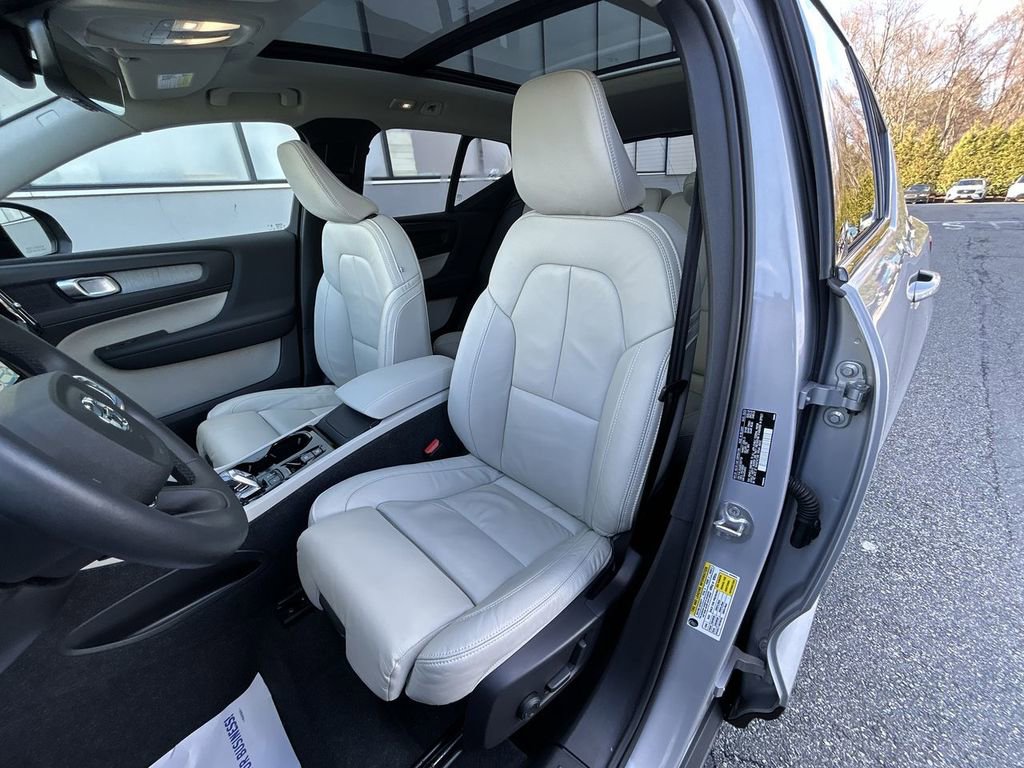 Certified 2023 Volvo XC40 B5 Plus w/ Climate Package image 15