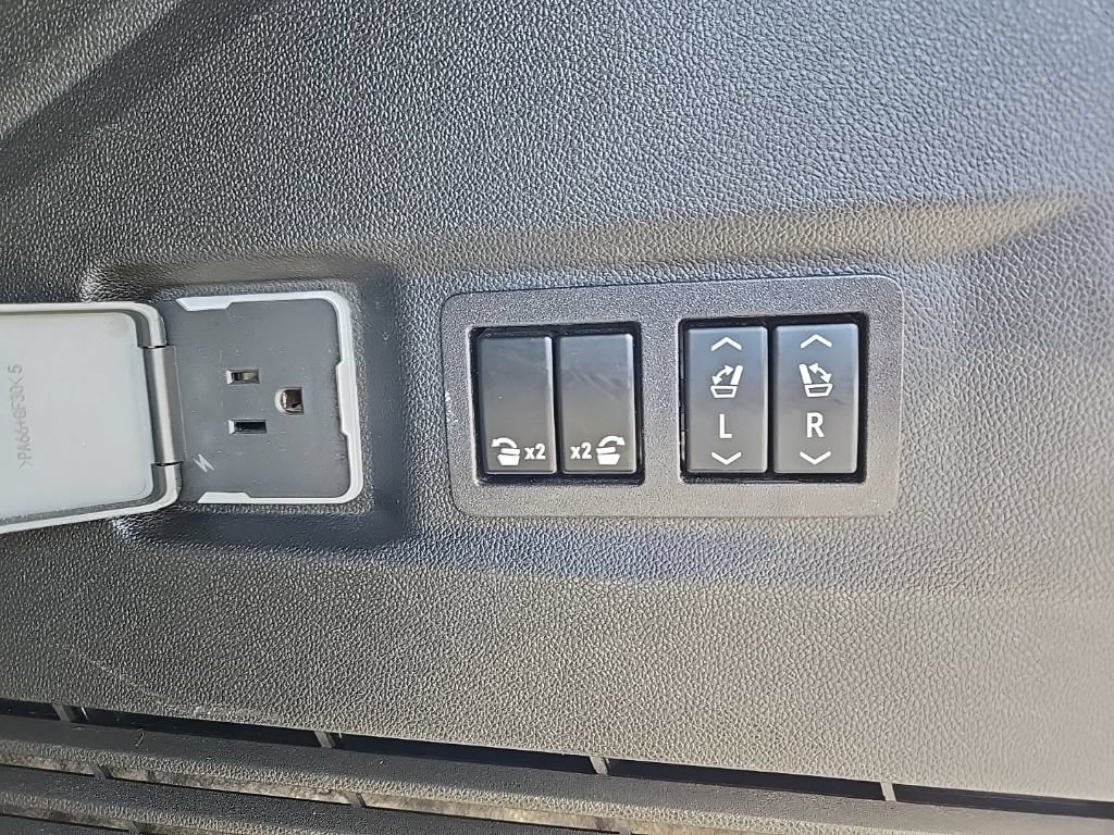 Used 2023 GMC Yukon Denali Ultimate AWD/4WD image 64