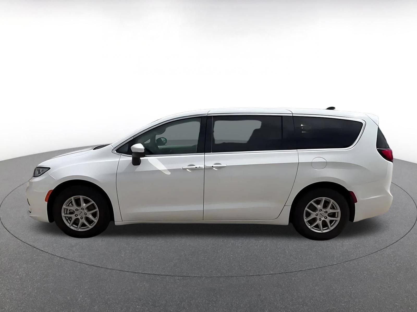 Used 2023 Chrysler Pacifica Touring-L FWD image 9
