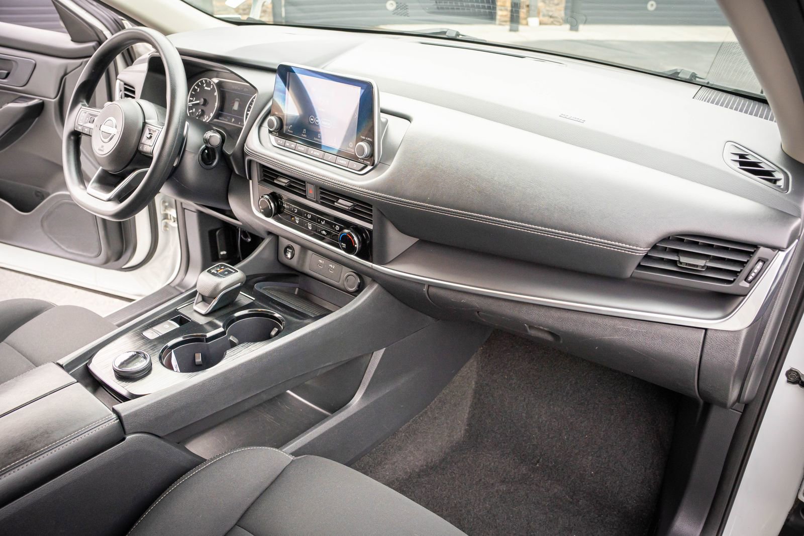 Used 2024 Nissan Rogue S image 33