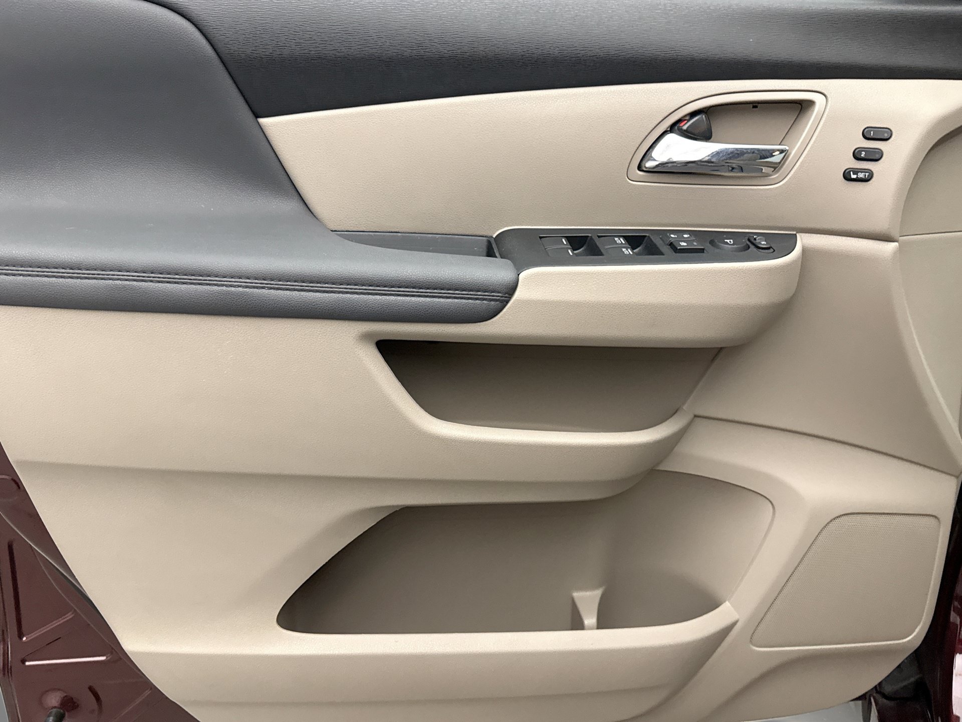 Used 2016 Honda Odyssey Touring Elite image 9