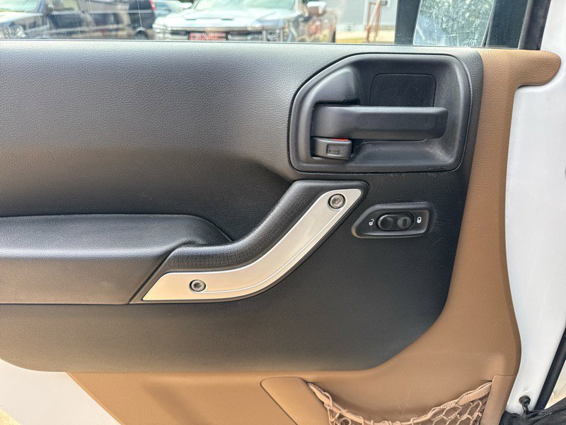 Used 2012 Jeep Wrangler Unlimited Sahara w/ Max Tow Pkg image 7
